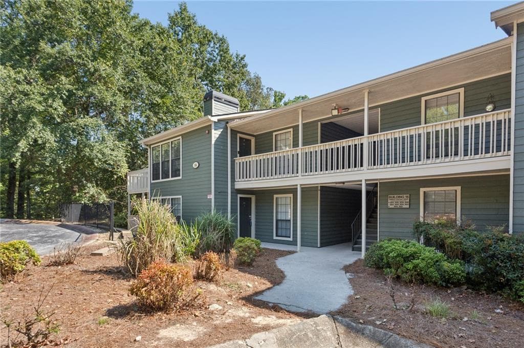 2 bedroom, 2 bathroom, 1,270 sq ft condominium for sale at 2832 Vinings Central Drive 143, Atlanta, GA 30339 — photo 1 of 32