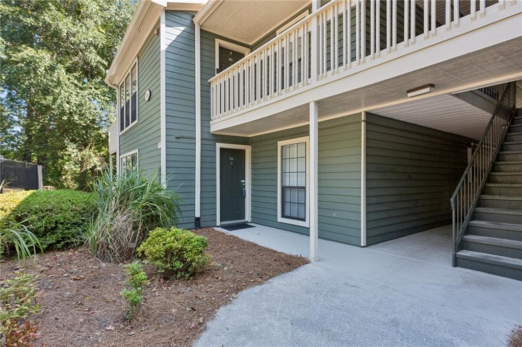 2 bedroom, 2 bathroom, 1,270 sq ft condominium for sale at 2832 Vinings Central Drive 143, Atlanta, GA 30339 — photo 2