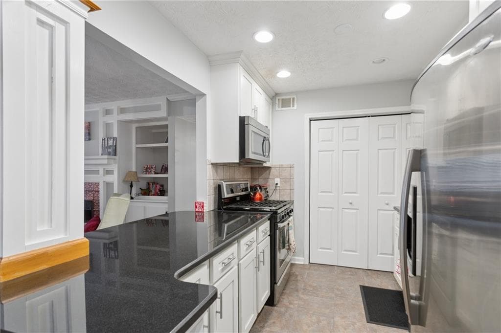 2 bedroom, 2 bathroom, 1,270 sq ft condominium for sale at 2832 Vinings Central Drive 143, Atlanta, GA 30339 — photo 9