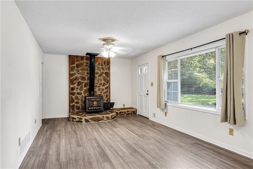 3 bedroom, 1 bathroom, 1,161 sq ft single family residence under contract at 3740 Post Oak Tritt Road, Marietta, GA 30062 — photo 4