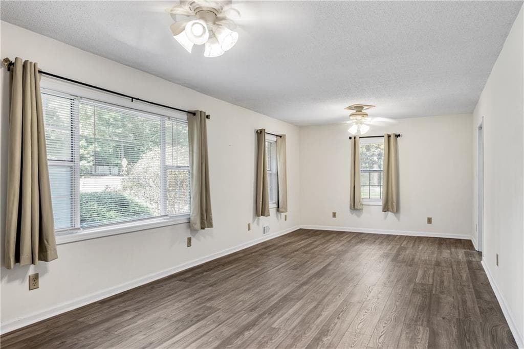 3 bedroom, 1 bathroom, 1,161 sq ft single family residence under contract at 3740 Post Oak Tritt Road, Marietta, GA 30062 — photo 5