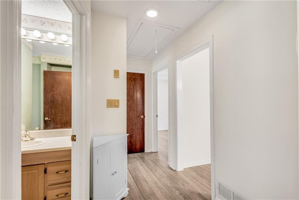 3 bedroom, 1 bathroom, 1,161 sq ft single family residence under contract at 3740 Post Oak Tritt Road, Marietta, GA 30062 — photo 10