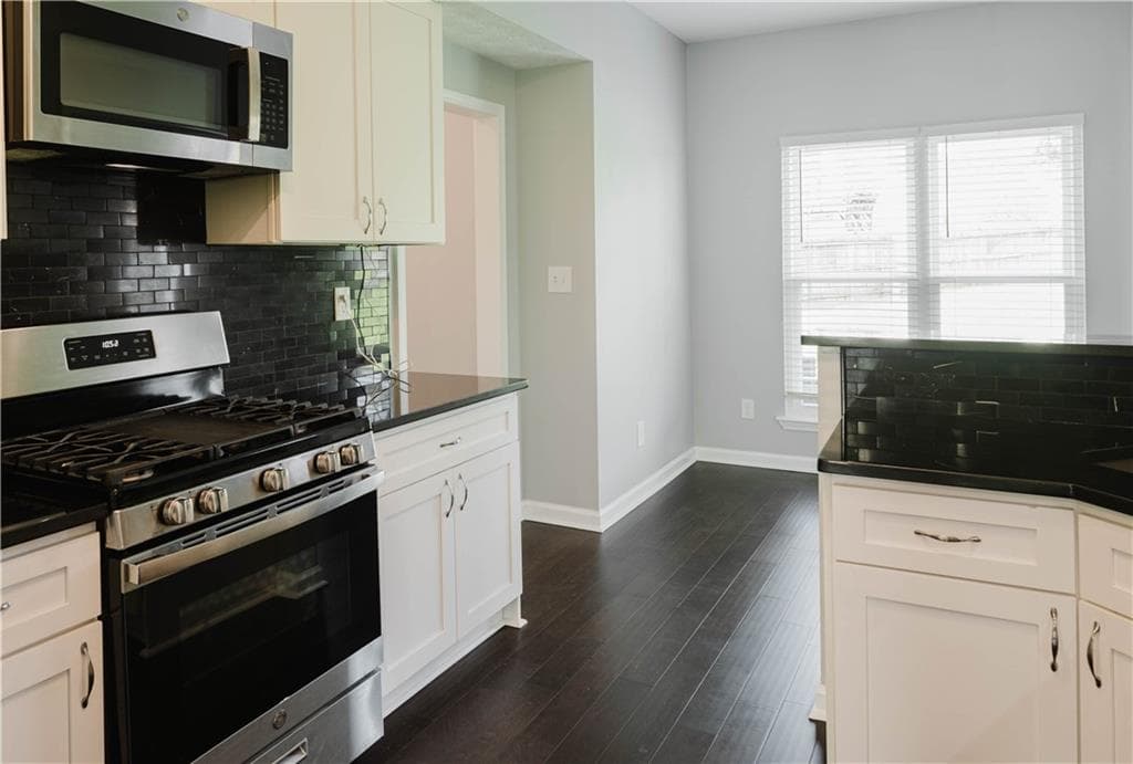 3 bedroom, 3 bathroom, 2,234 sq ft single family residence for sale at 1685 Brumby Circle, Lithia Springs, GA 30122 — photo 7