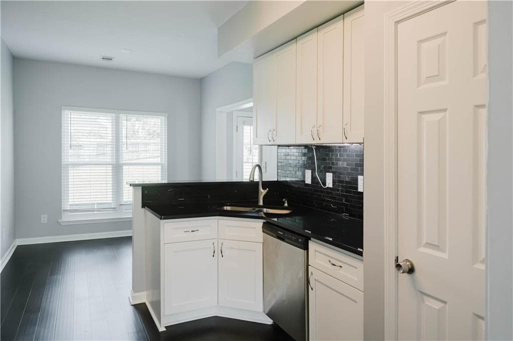 3 bedroom, 3 bathroom, 2,234 sq ft single family residence for sale at 1685 Brumby Circle, Lithia Springs, GA 30122 — photo 8