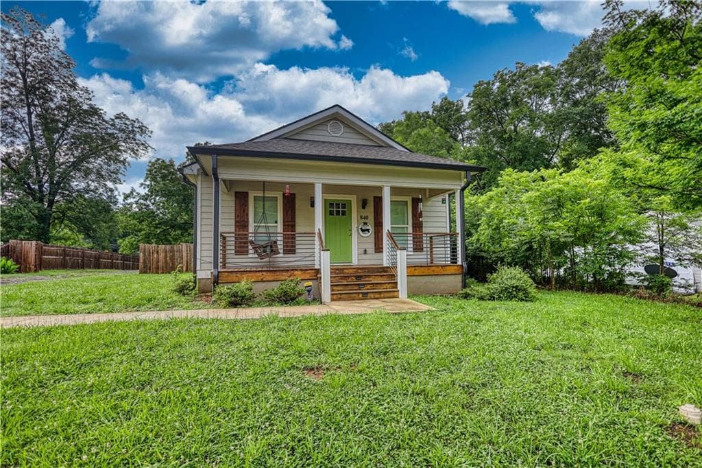 3 bedroom, 2 bathroom, 1,298 sq ft single family residence for sale at 840 Pearl Street, Madison, GA 30650 — photo 2