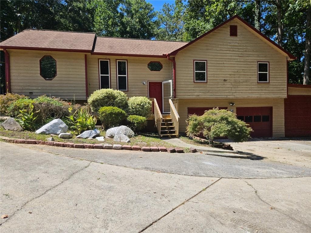 4 bedroom, 2 bathroom, 2,378 sq ft single family residence under contract at 3150 Oak Leaf Court, Marietta, GA 30064 — photo 2