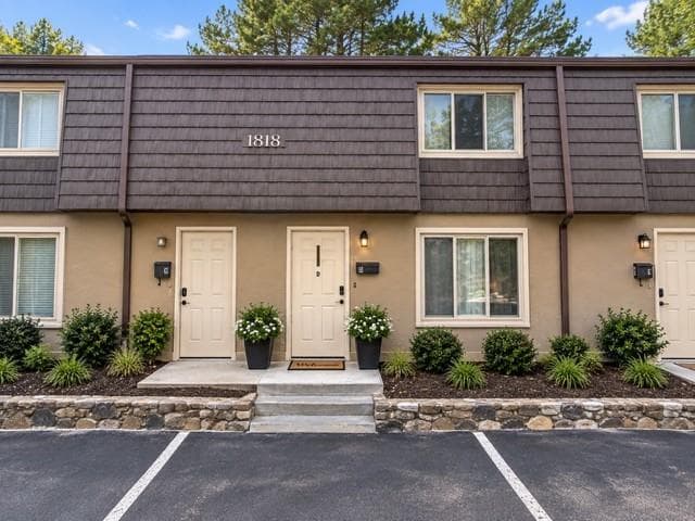 2 bedroom, 3 bathroom, 1,216 sq ft condominium for sale at 1818 Ashborough Circle D, Marietta, GA 30067