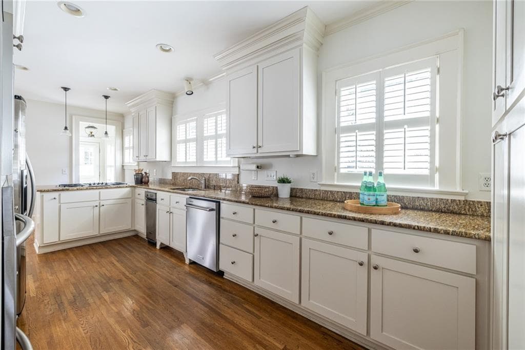 5 bedroom, 5 bathroom, 3,579 sq ft single family residence under contract at 1903 Ridgewood Drive, Atlanta, GA 30307 — photo 4