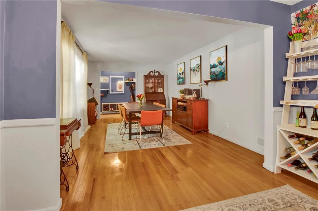 4 bedroom, 3 bathroom, 3,078 sq ft single family residence under contract at 4577 N Peachtree Road, Dunwoody, GA 30338 — photo 4