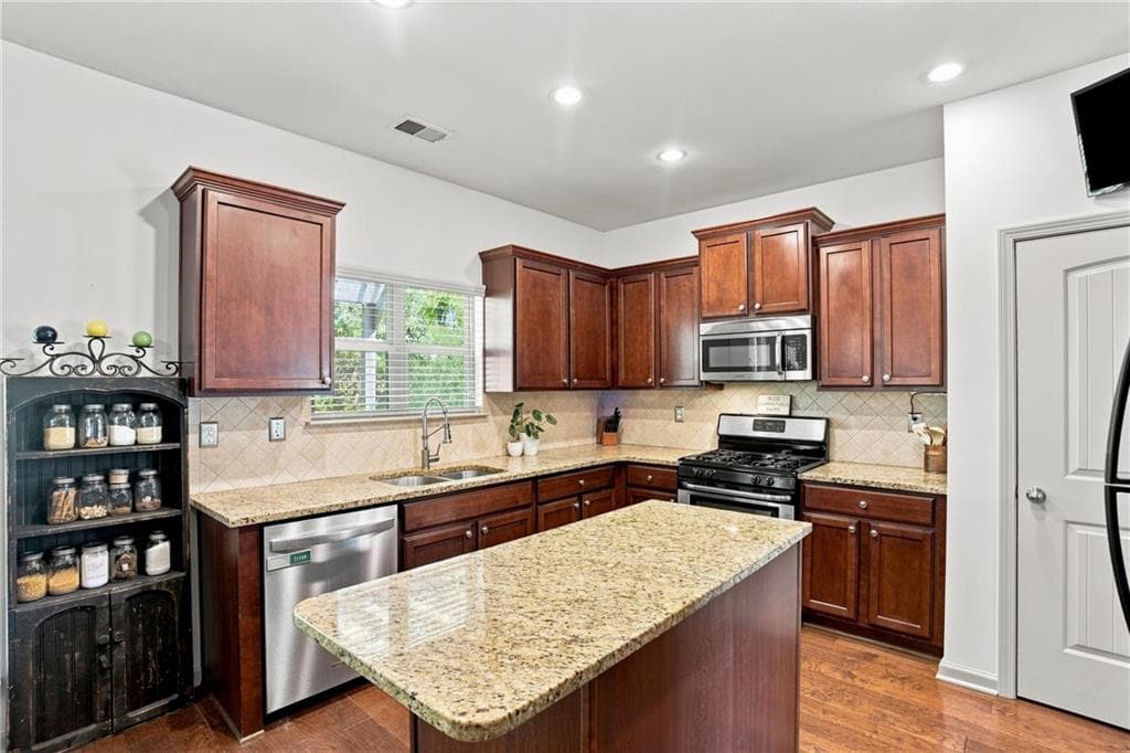 5 bedroom, 3 bathroom, 2,929 sq ft single family residence for sale at 3920 Hunters Walk Way, Cumming, GA 30028 — photo 5
