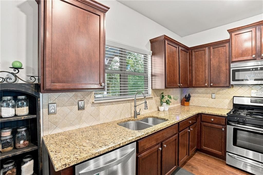 5 bedroom, 3 bathroom, 2,929 sq ft single family residence for sale at 3920 Hunters Walk Way, Cumming, GA 30028 — photo 6