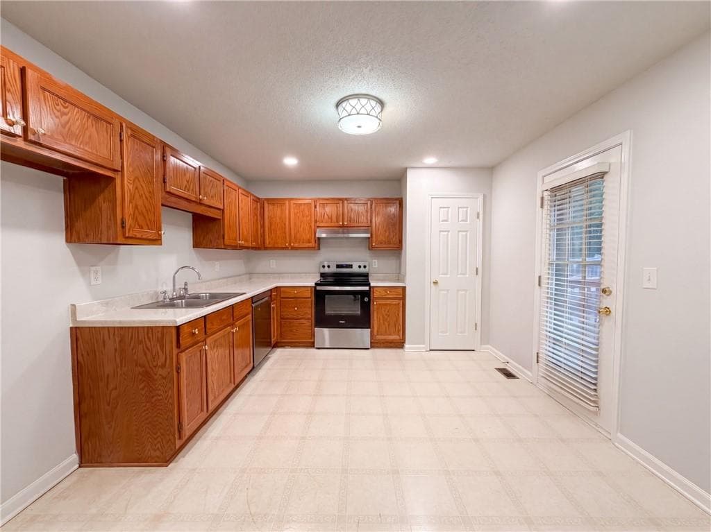 3 bedroom, 2 bathroom, 1,805 sq ft single family residence under contract at 100 Betty Lane, Carrollton, GA 30116 — photo 2