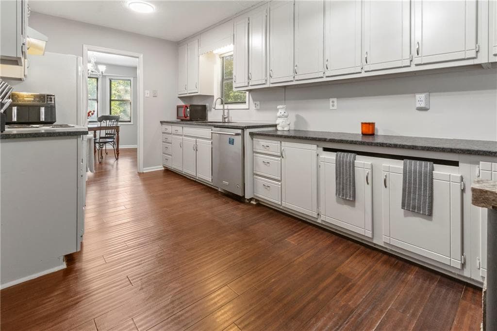 3 bedroom, 2 bathroom, 2,032 sq ft single family residence for sale at 5792 Stonehaven Drive, Kennesaw, GA 30152 — photo 5