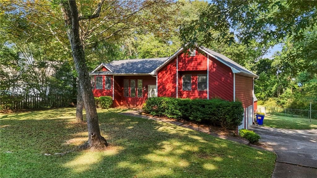 3 bedroom, 2 bathroom, 2,032 sq ft single family residence for sale at 5792 Stonehaven Drive, Kennesaw, GA 30152 — photo 2