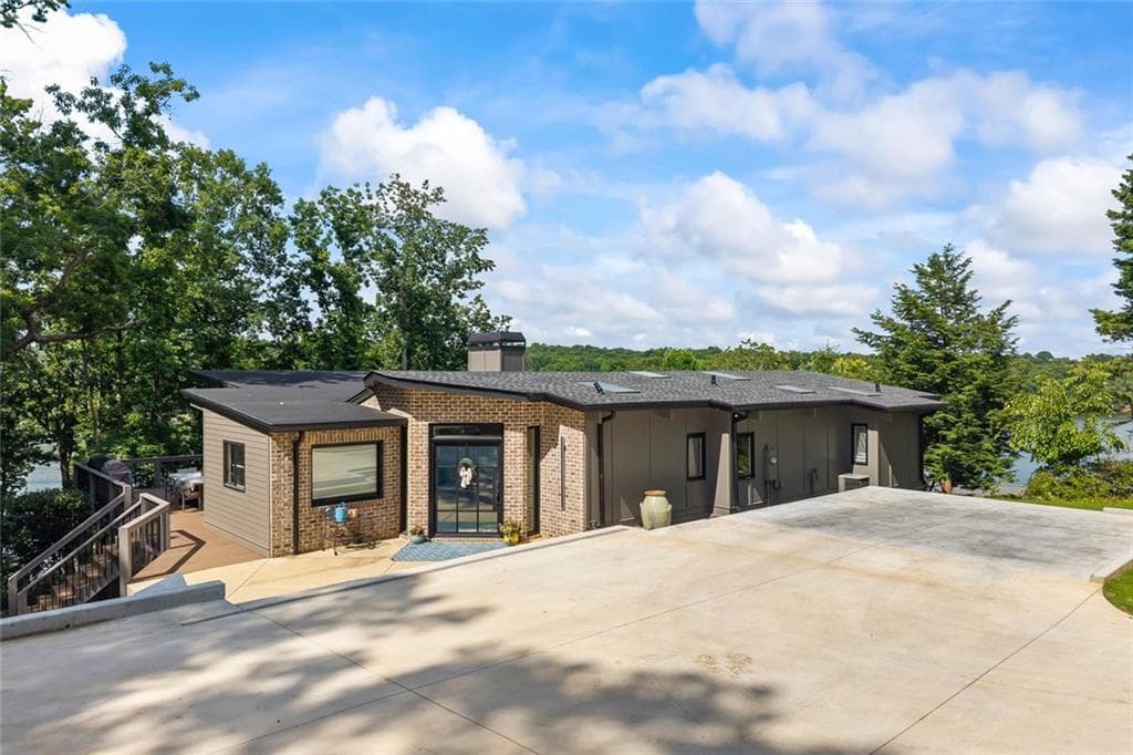 3 bedroom, 2 bathroom, 2,000 sq ft single family residence for sale at 6570 Bermuda Lane, Flowery Branch, GA 30542 — photo 3