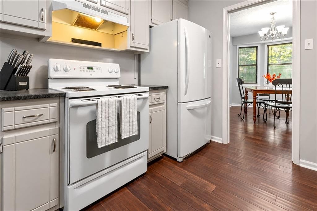 3 bedroom, 2 bathroom, 2,032 sq ft single family residence for sale at 5792 Stonehaven Drive, Kennesaw, GA 30152 — photo 6
