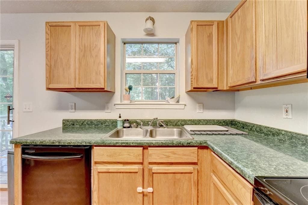3 bedroom, 2 bathroom, 1,196 sq ft single family residence for sale at 16 River Oak Court, Dawsonville, GA 30534 — photo 3