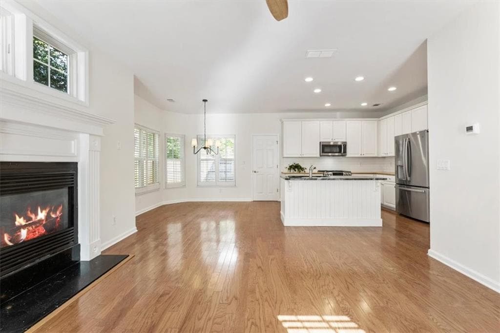 4 bedroom, 3 bathroom, 2,446 sq ft single family residence under contract at 140 Ashbrook Lane, Roswell, GA 30075 — photo 4