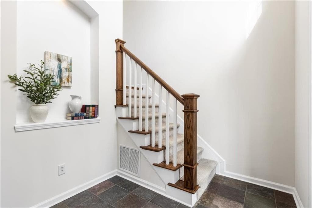 4 bedroom, 3 bathroom, 2,446 sq ft single family residence under contract at 140 Ashbrook Lane, Roswell, GA 30075 — photo 2