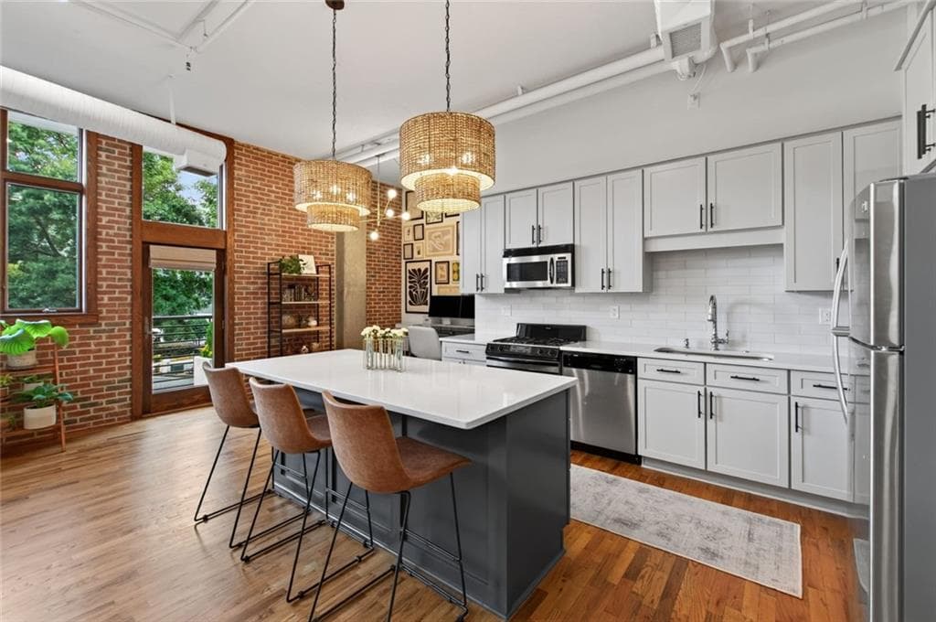 1 bedroom, 1 bathroom, 961 sq ft condominium under contract at 640 Glen Iris Drive 312, Atlanta, GA 30308 — photo 4