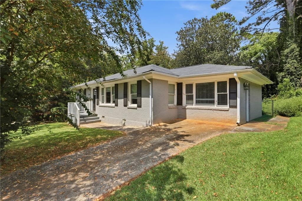 4 bedroom, 1 bathroom, 1,212 sq ft single family residence for sale at 2164 Rockhaven Circle, Decatur, GA 30032 — photo 3