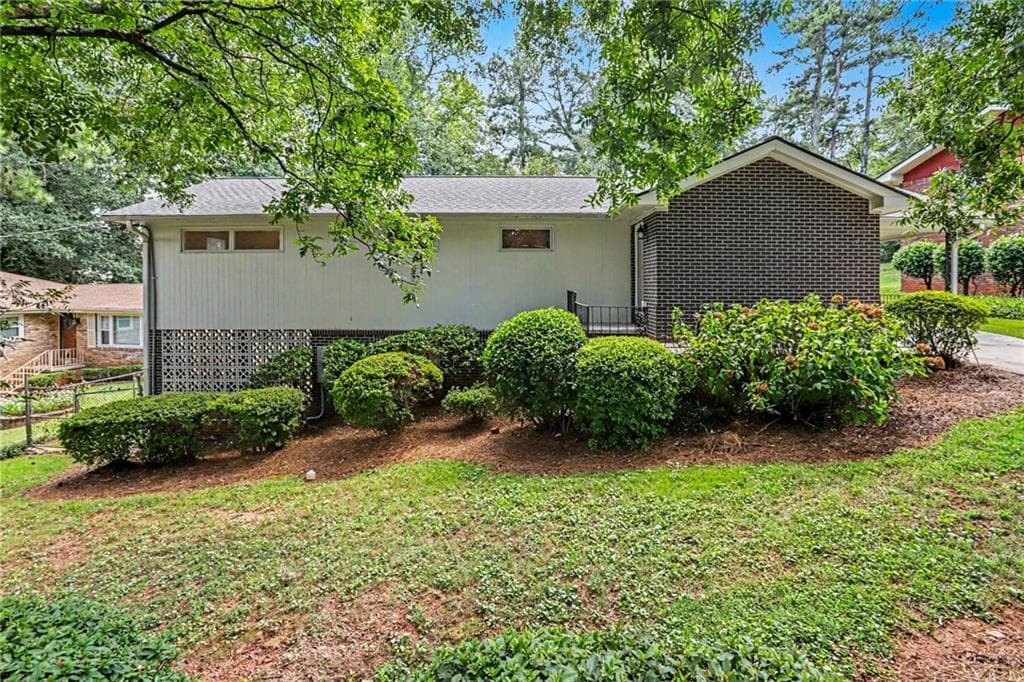 4 bedroom, 2 bathroom, 1,649 sq ft single family residence for sale at 2213 Doris Drive, Decatur, GA 30034 — photo 2