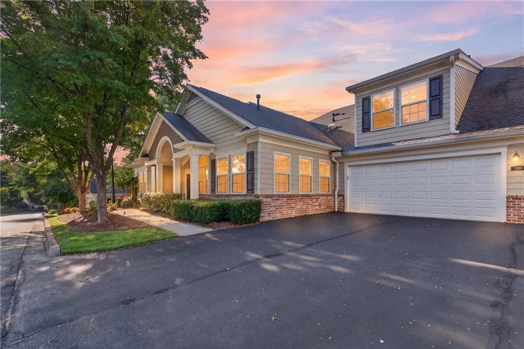 3 bedroom, 3 bathroom, 2,337 sq ft condominium for sale at 2708 Grapevine Circle 2004, Cumming, GA 30041 — photo 2