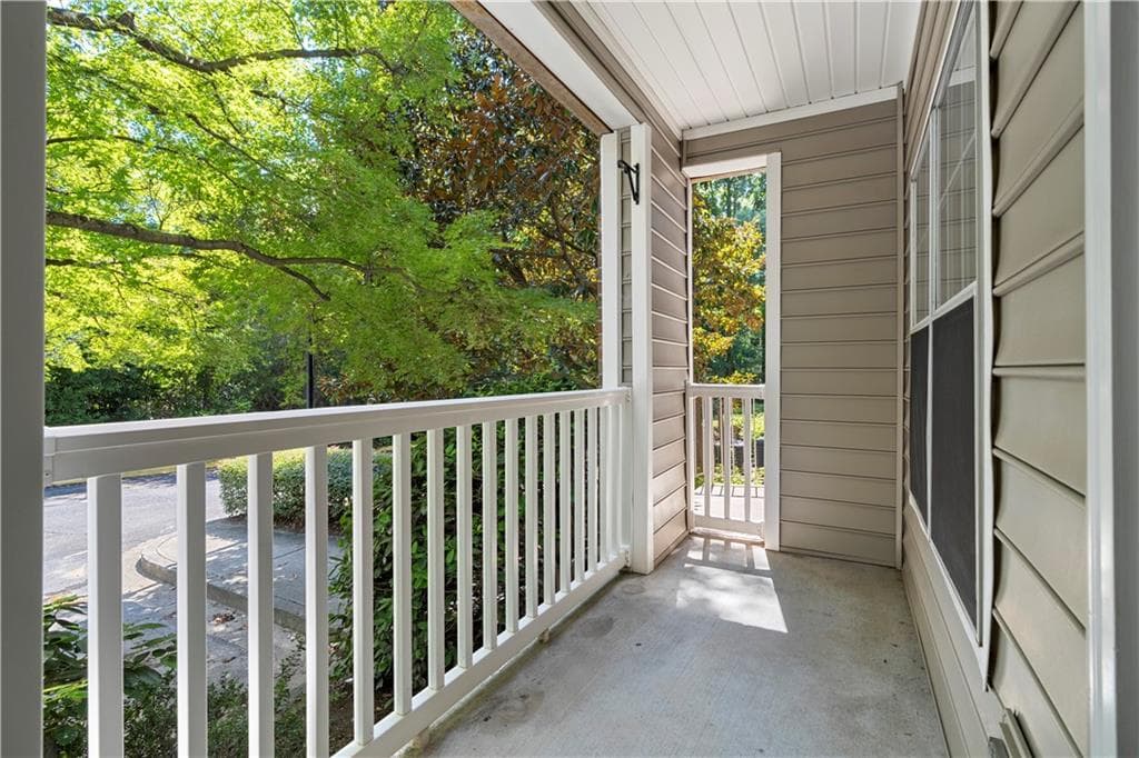 1 bedroom, 1 bathroom, 748 sq ft condominium for sale at 2700 Pine Tree Road 2104, Atlanta, GA 30324 — photo 3