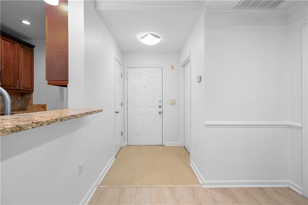 1 bedroom, 1 bathroom, 748 sq ft condominium for sale at 2700 Pine Tree Road 2104, Atlanta, GA 30324 — photo 5
