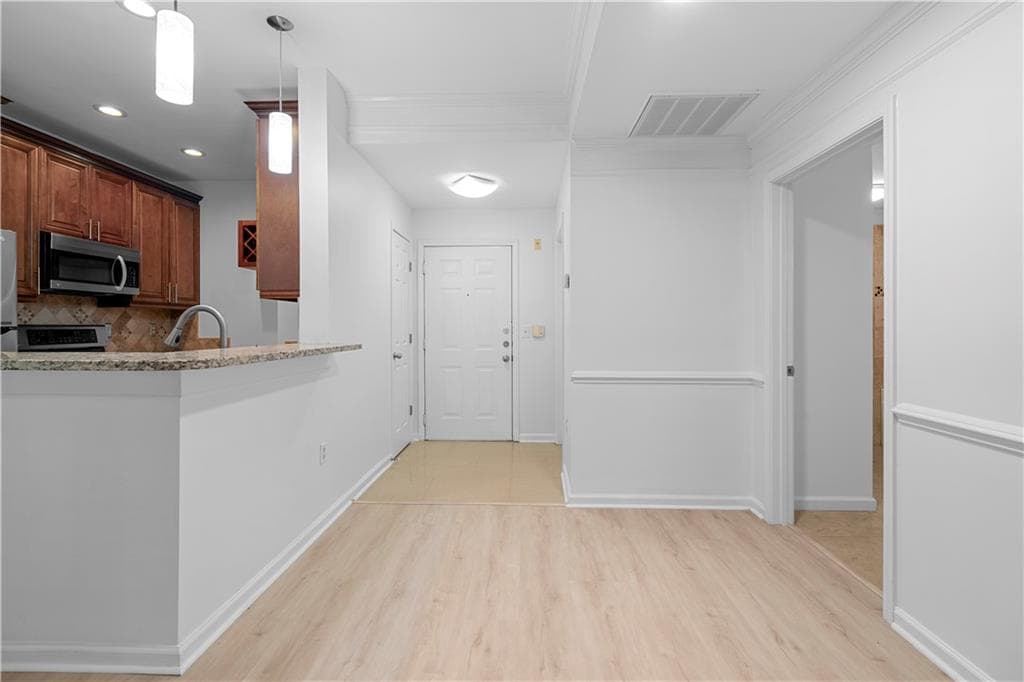 1 bedroom, 1 bathroom, 748 sq ft condominium for sale at 2700 Pine Tree Road 2104, Atlanta, GA 30324 — photo 7