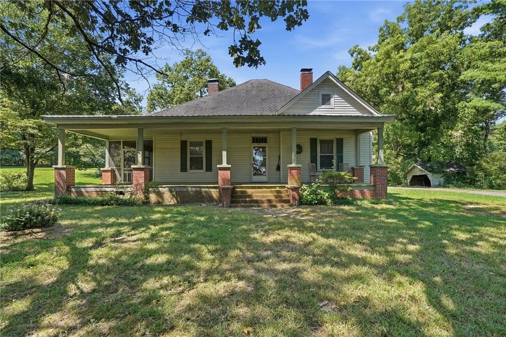 3 bedroom, 1 bathroom, 1,752 sq ft single family residence under contract at 5001 Thompson Bridge Road, Murrayville, GA 30564 — photo 2