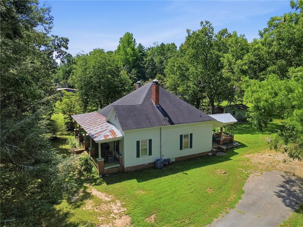 3 bedroom, 1 bathroom, 1,752 sq ft single family residence under contract at 5001 Thompson Bridge Road, Murrayville, GA 30564 — photo 3