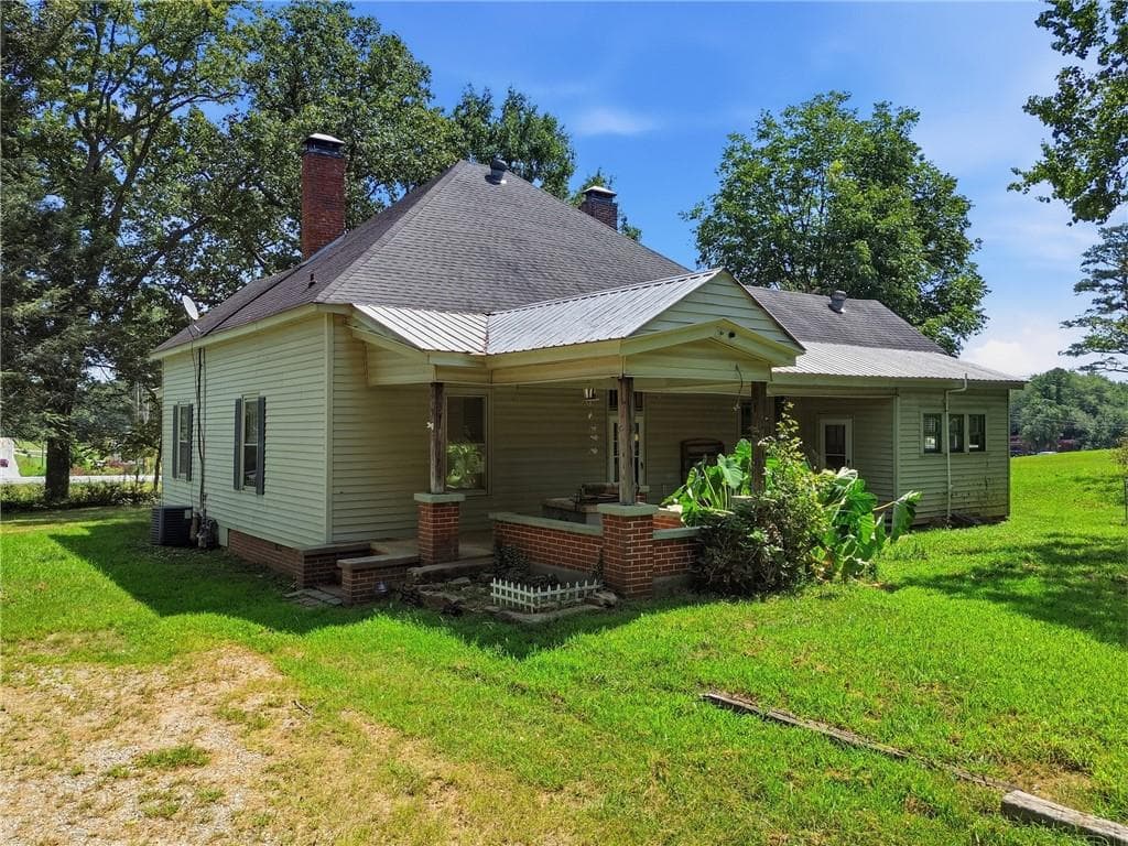 3 bedroom, 1 bathroom, 1,752 sq ft single family residence under contract at 5001 Thompson Bridge Road, Murrayville, GA 30564 — photo 4