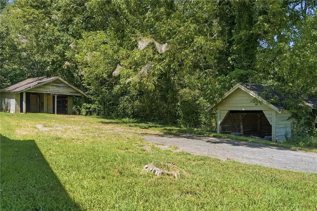3 bedroom, 1 bathroom, 1,752 sq ft single family residence under contract at 5001 Thompson Bridge Road, Murrayville, GA 30564 — photo 10