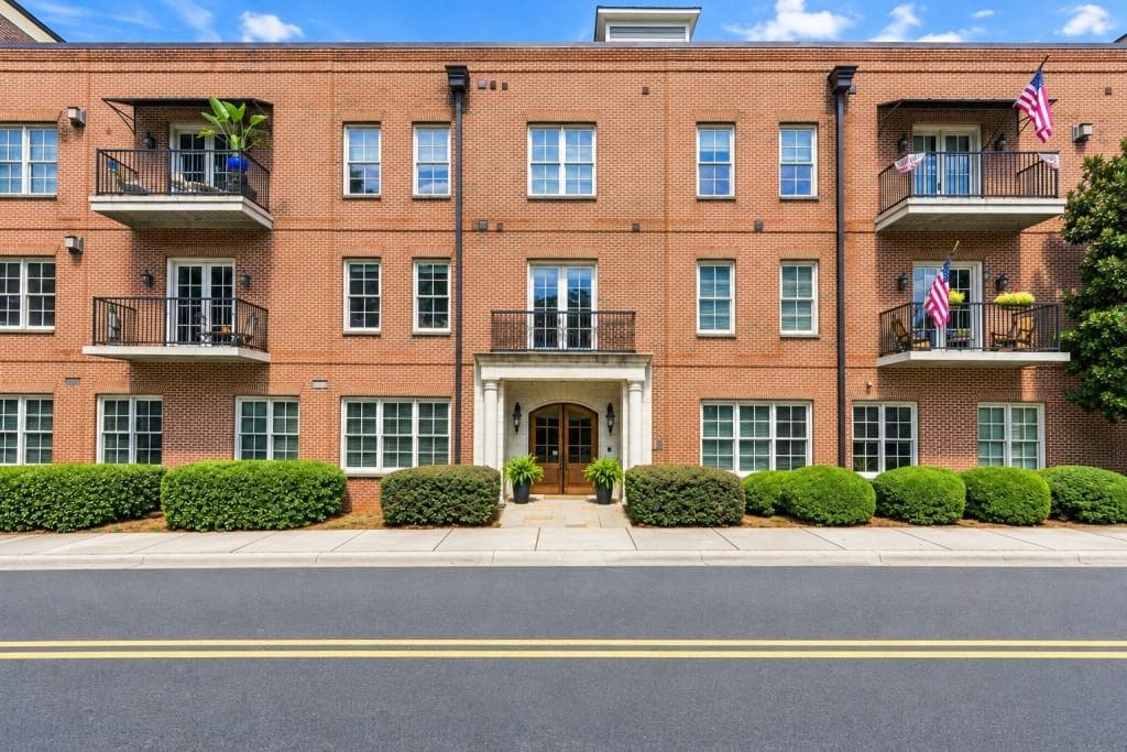 2 bedroom, 2 bathroom, 1,329 sq ft condominium under contract at 351 Washington Avenue 209, Marietta, GA 30060 — photo 2
