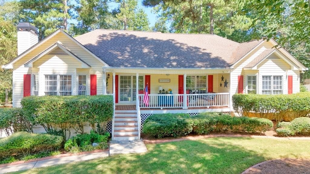 4 bedroom, 2 bathroom, 2,589 sq ft single family residence for sale at 425 Kings Walk, Douglasville, GA 30134 — photo 2