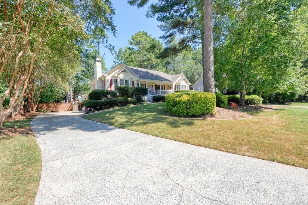 4 bedroom, 2 bathroom, 2,589 sq ft single family residence for sale at 425 Kings Walk, Douglasville, GA 30134 — photo 3