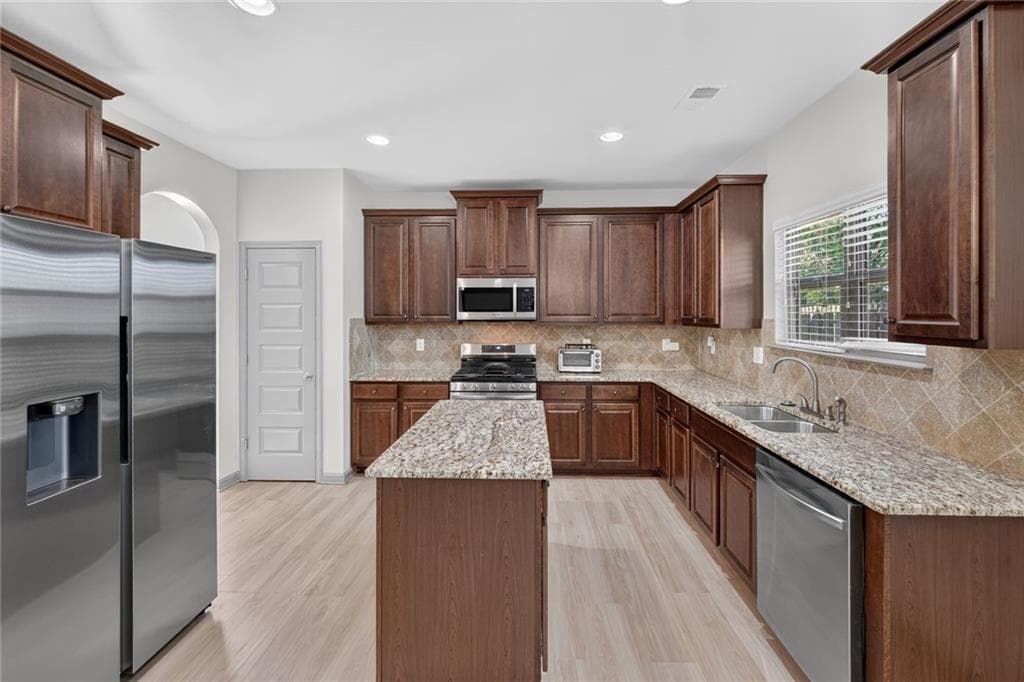 4 bedroom, 3 bathroom, 2,564 sq ft single family residence for sale at 3559 Lake End Drive, Loganville, GA 30052 — photo 9