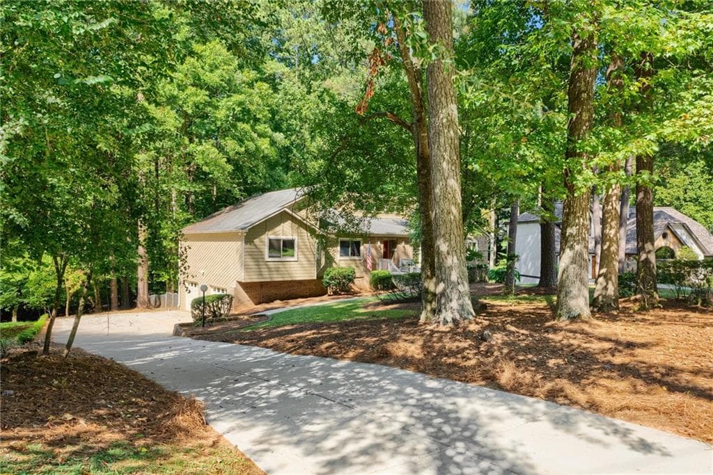 3 bedroom, 4 bathroom, 3,089 sq ft single family residence for sale at 4004 Woodridge Court, Duluth, GA 30096 — photo 2