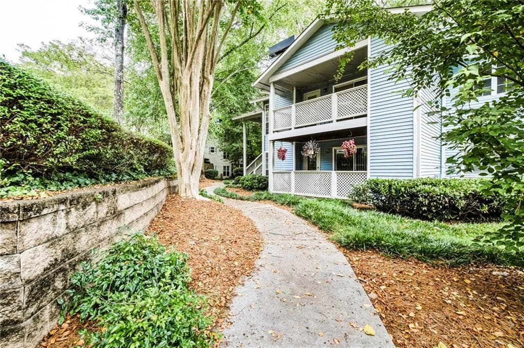 2 bedroom, 1 bathroom, 950 sq ft condominium for sale at 6804 Glenridge Drive D, Sandy Springs, GA 30328 — photo 1 of 35
