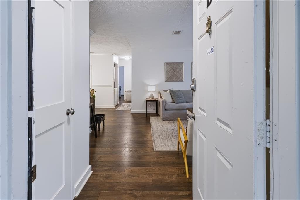 2 bedroom, 1 bathroom, 950 sq ft condominium for sale at 6804 Glenridge Drive D, Sandy Springs, GA 30328 — photo 6