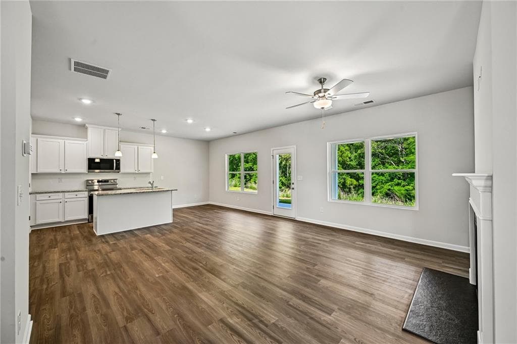 3 bedroom, 3 bathroom, 1,925 sq ft single family residence for sale at 11151 Suria Drive, Covington, GA 30014 — photo 7