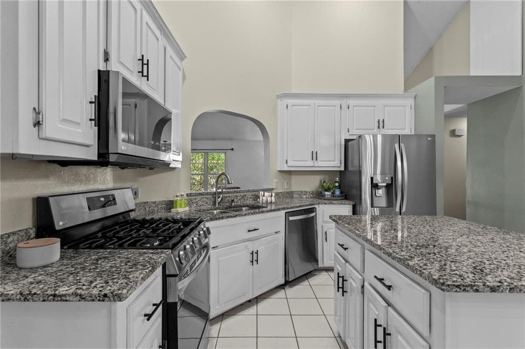 4 bedroom, 3 bathroom, 2,678 sq ft single family residence for sale at 402 Township Lane, Woodstock, GA 30189 — photo 3