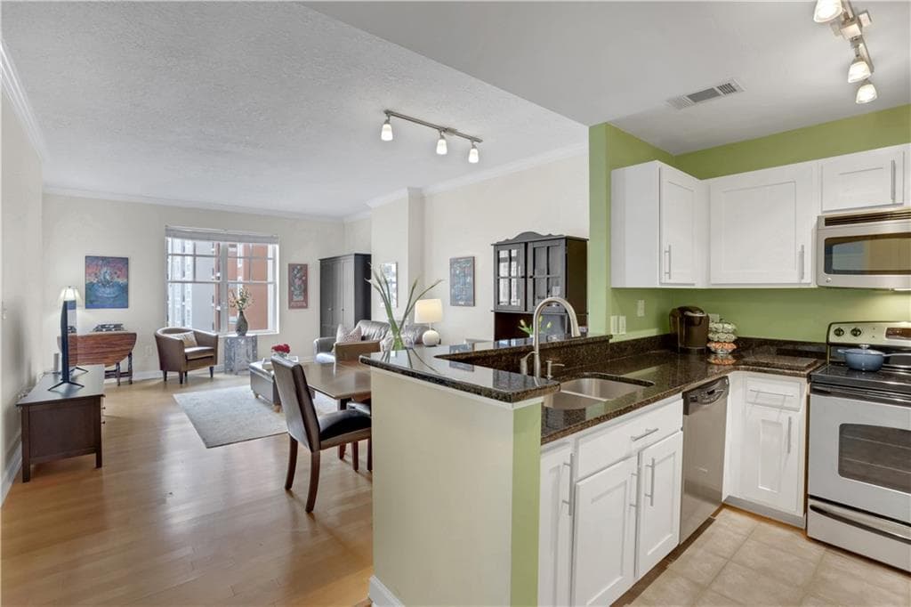 1 bedroom, 1 bathroom, 764 sq ft condominium for sale at 1101 Juniper Street 820, Atlanta, GA 30309 — photo 2