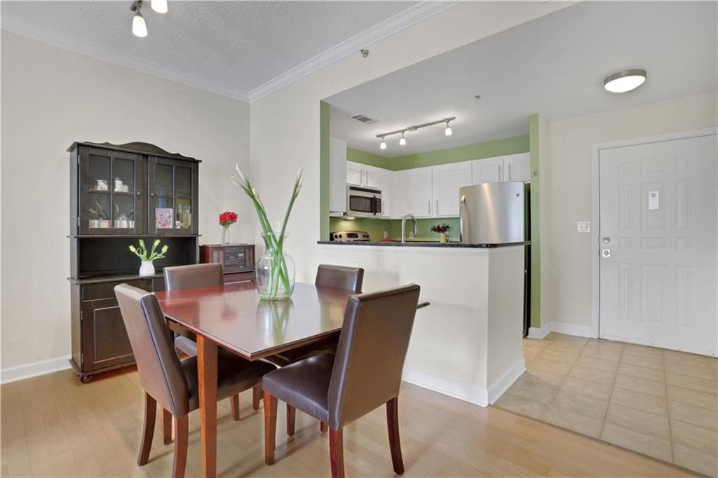 1 bedroom, 1 bathroom, 764 sq ft condominium for sale at 1101 Juniper Street 820, Atlanta, GA 30309 — photo 4