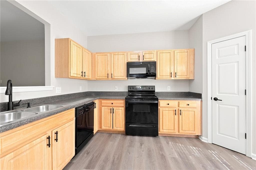 3 bedroom, 3 bathroom, 1,872 sq ft townhouse for sale at 2408 Beaver Falls Drive, Norcross, GA 30071 — photo 4