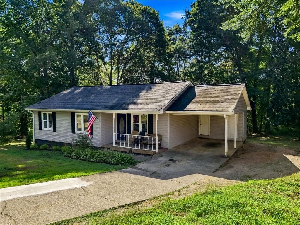 3 bedroom, 2 bathroom, 1,161 sq ft single family residence for sale at 3016 Summer Lake Drive, Gainesville, GA 30506 — photo 3