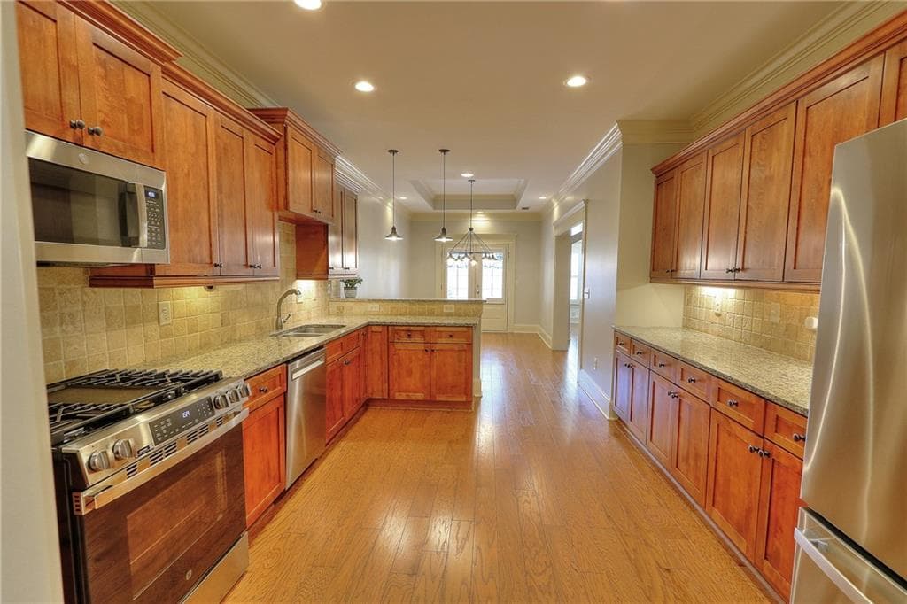 4 bedroom, 3 bathroom, 2,700 sq ft condominium for sale at 2845 Middlecreek Way, Cumming, GA 30041 — photo 3