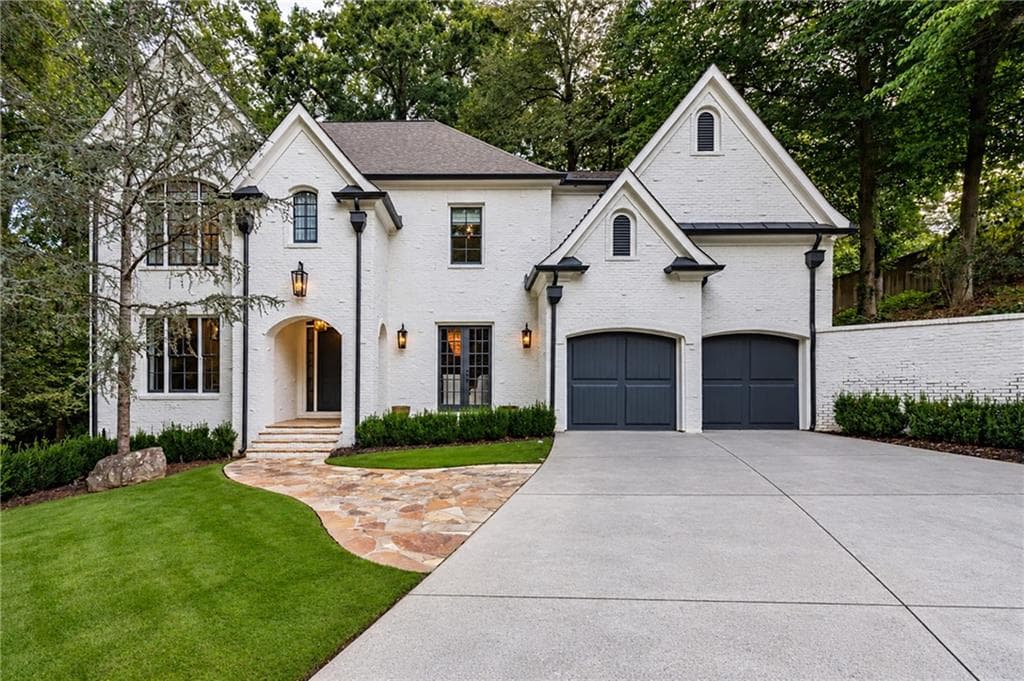 6 bedroom, 5 bathroom, 5,164 sq ft single family residence under contract at 4365 Lake Forrest Drive, Atlanta, GA 30342 — photo 2
