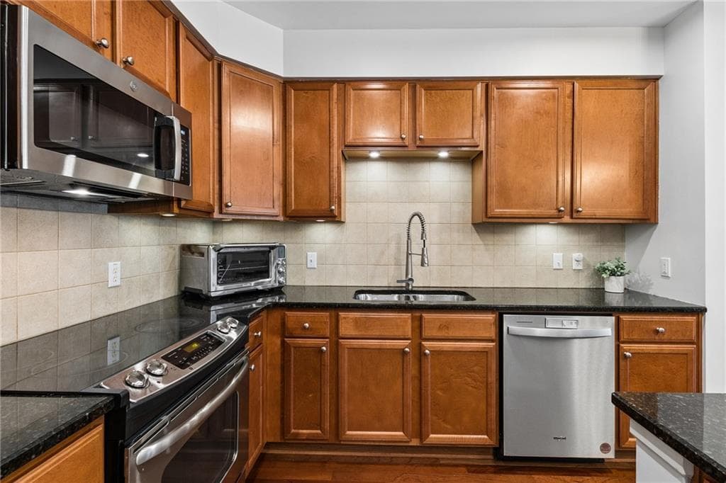2 bedroom, 2 bathroom, 1,250 sq ft condominium for sale at 200 River Vista Drive 428, Atlanta, GA 30339 — photo 3